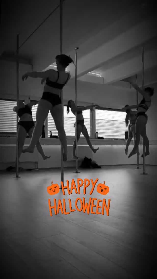 🎃👻Happy Halloween, you beautiful spooky creatures! 🦇 @lea.spin conjured up some frightfully fun pole tricks to celebrate. Enjoy your night! ✨ From all of us at Aerial Amazons ✨
#HappyHalloween #PoleDanceHalloween
#SpookyPole
#PoleTricks
#HalloweenVibes
#aerialamazonsinnsbruck
#PoleFitness
#CreepyCute
#GhoulishlyGood
#innsbruck