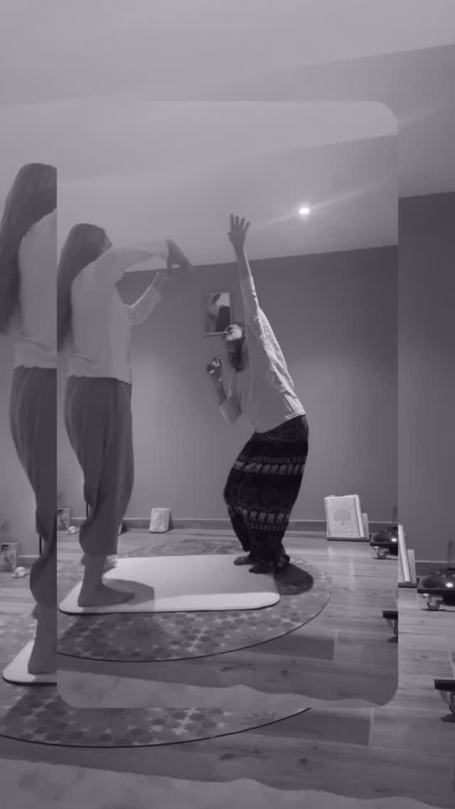 Il corpo ricorda.
Quando la mente si riallinea, il movimento diventa medicina.
Danzare….lentamente, respirare, lasciare che ogni gesto sciolga ciò che è rimasto fermo troppo a lungo.
Questo è il potere del Movement Medicine: ritrovare casa in sé, nel corpo che sa guarire.
🌀Ti invitiamo a sperimentarlo nelle lezioni di Shakti Yoga, dove il movimento incontra l’anima.
🔻🐆🧘🏼♀️ Lezioni settimanali in presenza e online:
https://www.gentlebirthyoga.com/alchimiadelcorpo
#movementmedicine #shaktiyoga #gentlebirthyoga #yogadelcuore #danzaenergetica #ritualedonne #yogadelbenessere #corposacro #movimentocurativo #yogadellanima #kundaliniyoga #divinefeminine #alchimiadelcorpo