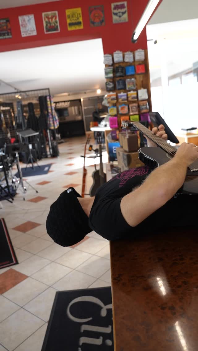 🕷️ Wenn Moll zur Stimmung passt...
🎃 Halloween-Special im Pinzgauer Musikhaus.
Jetzt gruslig gute Angebote entdecken!.
#halloweenvibes #guitar #gitarren #pinzgau #spookyseason #musikliebe #herbststimmung #halloween #instrumente #musikmomente #happyhalloween #spookyvibes #zellamsee #kaprun #pinzgauermusikhaus