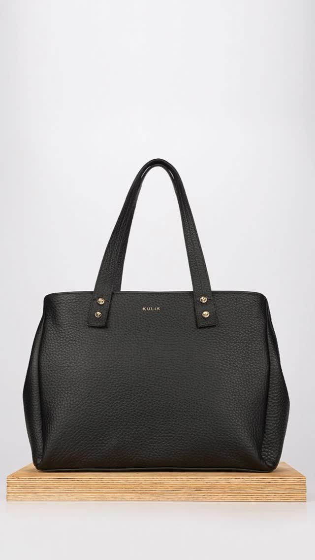 Każdy projekt ma swój początek.
Od prostoty, czystej formy, od idei, która z czasem dojrzewa.
Bo w KULIK wierzymy, że ewolucja to nie rewolucja – to uważne słuchanie kobiet, które noszą nasze torby.
Z prostoty rodzi się funkcjonalność.
Z funkcjonalności – charakter.
A z charakteru – ikona.
Tak powstała nowa odsłona shopperki: dopracowana w każdym detalu, ze złotą klamrą, która podkreśla pewność siebie i styl.
To ta sama klasyka, tylko odważniejsza.
Bo rozwój to sztuka ulepszania, nie zmieniania wszystkiego.