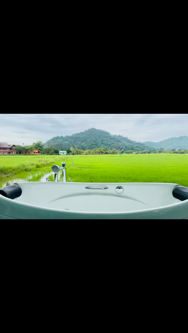 🏔️ อยากพักจากความวุ่นวาย มาเอนกายในอ่างอาบน้ำหลังห้องพัก พร้อมดื่มด่ำกับวิวทุ่งนาเขียวขจี และขุนเขาที่โอบล้อมตัวเราไว้
🌾 นาข้าวแปลงนี้ อยู่หลังห้องคอทเทจ, โคซี่ มิ้นท์ และซีทรูนะคะ
💚 รีบมาน๊าาาาาา วิวสวยๆ รออยู่ 😁
⛰️ ไม่ได้เข้าพักแวะมาเที่ยวได้ค่ะ ⛰️
🙏 หากมีโอกาสเรียนเชิญนะคะ 😍
ร้านอาหาร และที่พัก 👇
Open daily : 08.00-20:00 น.
💛 สนใจสำรองห้องพักสอบถามเพิ่มเติมได้ที่ 👇👇
🆔 Line : @lervadeflora
📩 Inbox : https://m.facebook.com/messages/t/lervadeflora
🏠 เช็คราคา สำรองที่พัก: www.lervadeflora.com
📱 โทร : 061-836-8888
📍GPS : https://goo.gl/maps/fmUZuRNjXMHEtsoY9
#นครนายก #ที่พักนครนายก #คาเฟ่นครนายก #ร้านกาแฟนครนายก #รีสอร์ตนครนายก #เลอวาคาเฟ่ #คาเฟ่นครนายก #cafe #ร้านอาหาร #คาเฟ่นครนายก #cafe #ร้านอาหาร #lerva #lervadefloraresortandspa #เลอวาเดอฟลอร่า