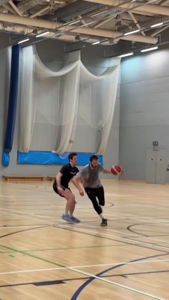 Coaching & learning is evolving. Why do we do what we do at Sunrise Basketball/Kamil.Riha skills coaching? Because it translates to the game. Live action with defender so you have to adapt and react instead of drills on the cones which is predetermined moves. If you havent heard about CLA I would 100% recommend 🙏 small group training for you and your friend(s) now available!
•
•
#ballislife #basketball #basketballneverstops #ballislove #basketballskills #trusttheprocess #basketballcoach #basketballplayer #sunrisebasketball #sunrisebball #cla #nba #austinreaves #nbaworkout