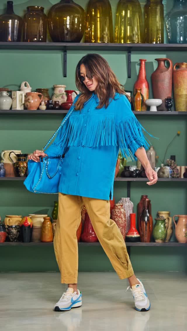 💙 Wander in style
Fringed leather, soft tailoring, and easy movement — the perfect balance of comfort and edge for days spent exploring Europe’s cobbled streets and hidden cafés. From Paris mornings to Lisbon sunsets, this look goes everywhere effortlessly.
✨ Suede Leather Fringe Jacket @sandroparis
🌾 Cotton Jumpsuit @ullajohnson
👜 Rockstud Leather Bag @maisonvalentino
👟 Trainers @nike
🕶 Shades @fendi
Designed for the modern traveller — confident, curious, and endlessly chic.
Available to try and purchase at our upcoming pop-up. Get your invite now!
📅 Fri 14 & Sat 15 November
📍 Ida’s, Gillman Barracks
Styled by @life_by_tui & @onesoulmanystories
📸 Captured by @benygan.photographer at @idas_sg
#OOTD #onesoulmanystories #PopUpSG #shoppingsg #MindfulShopping #circularfashion #sustainablesingapore #sgfashion #eventsingapore #popupsg #TravelInStyle #EuropeanChic #SandroParis #UllaJohnson #Valentino #Nike #Fendi #PopUpStyle #EffortlessLuxury #CityExplorer