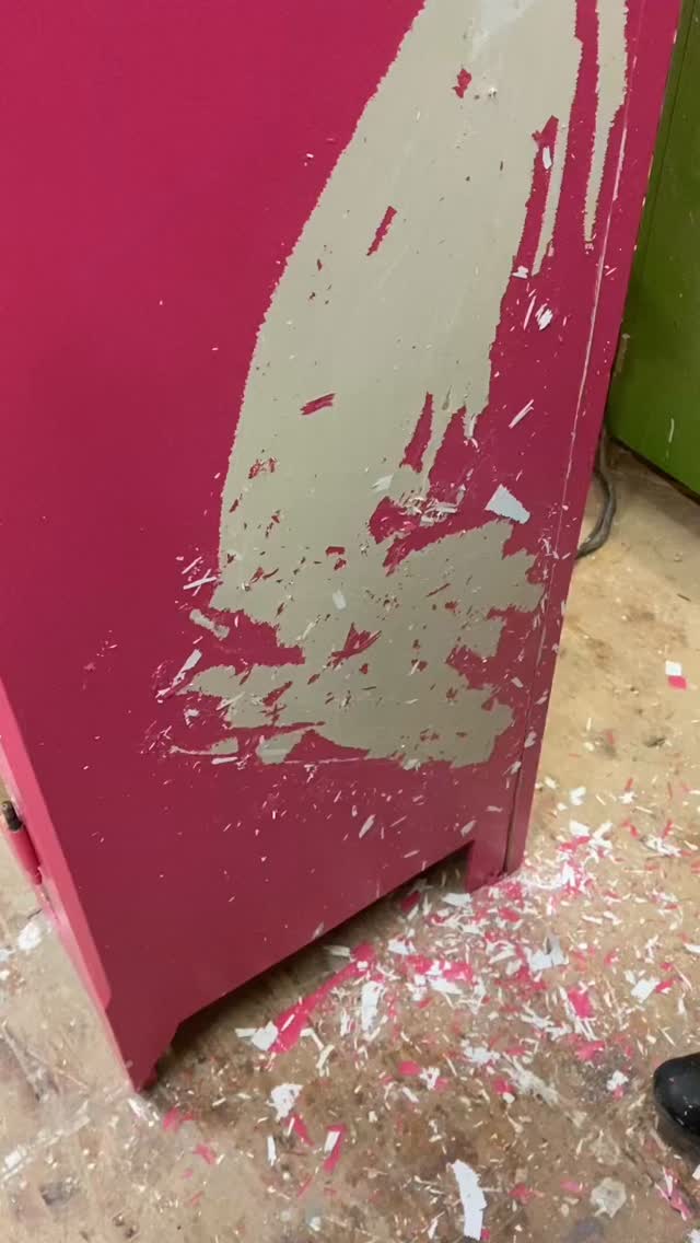 Also das passiert wenn weder anschliffen noch grundiert wird - Spassig für mich, weil ich ohne grossen Aufwand die erste Farbschicht wegbringe, was irgendwie wahnsinnig befriedigend und meditativ ist. Wenn jemand einen Farbwunsch hat für einen coolen Schrank oder mitmischen will - ich bleibe heute definitiv im Trockenen und freue mich über Gesellschaft.