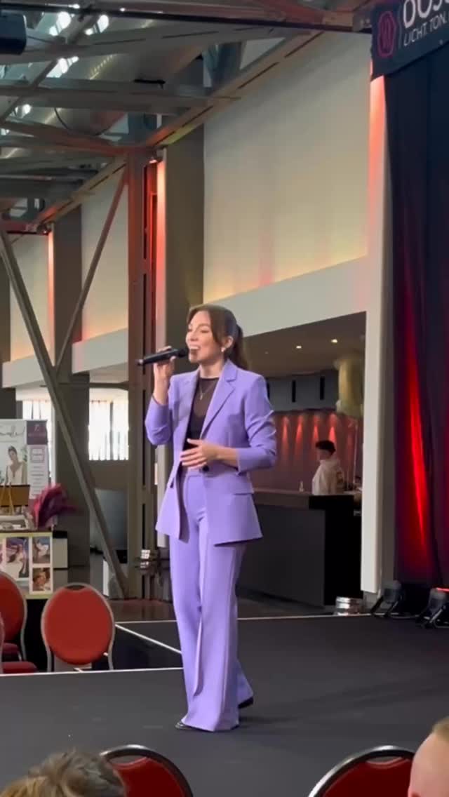 Die Brautmodenschau auf der WeddFair mit einem meiner Lieblingssongs eröffnen zu dürfen – was für ein schöner Auftakt! 🎤
If I Ain’t Got You von Alicia Keys ist für mich ein Klassiker, der immer wieder mitten ins Herz trifft – besonders bei Trauungen. 💍✨
#WeddFair #Hochzeitsmesse #Brautmodenschau #IfIAintGotYou #AliciaKeys #Livegesang #Hochzeitssängerin #Trauung #Hochzeit #WeddingSinger #RebeccaSammet #LoveSongs #WeddingInspiration #böblingen #motorworld