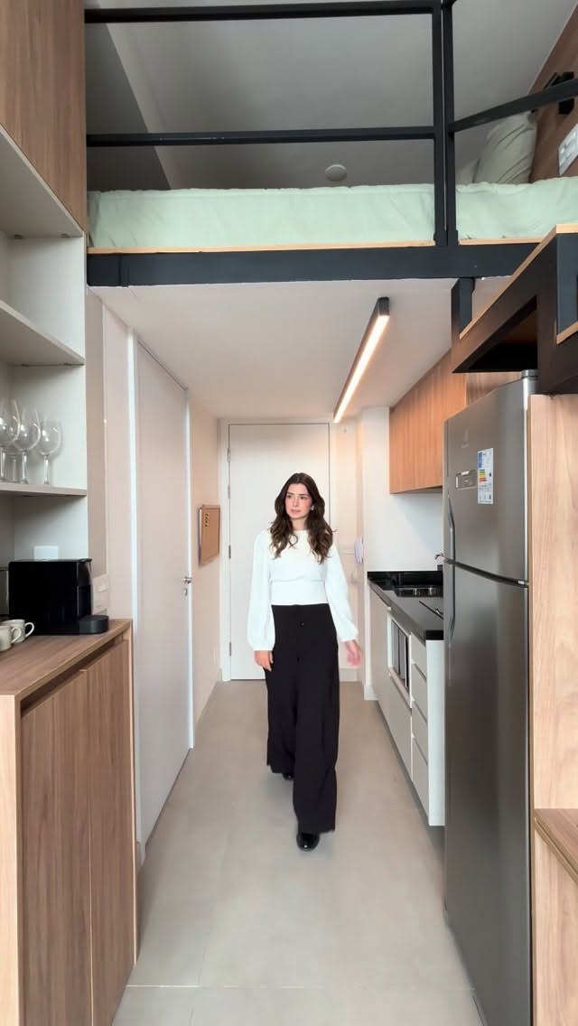 ✨ Tour de mais um studio sendo entregue!
Projeto completo — do layout inicial à entrega do enxoval final.
Foram 25m² bem aproveitados, com um pé-direito alto que permitiu criar um mezanino e ganhar cerca de 10m² extras de área útil.
Cada detalhe foi pensado para otimizar o espaço: marcenaria planejada, soluções inteligentes de armazenamento e um enxoval completo que deixa tudo pronto para uso.
Ainda teremos uma mesa com duas cadeiras na área principal, e lá em cima, no mezanino, uma área de descanso aconchegante com cama de casal e iluminação suave.
💡 O sofá-cama completa o espaço — perfeito para receber até 4 hóspedes com conforto, já que o studio será utilizado como Airbnb.
Mais um projeto entregue com cuidado em cada detalhe, funcional, acolhedor e pronto para viver (ou receber).
#projetoresidencial #interiores #studio #airbnbdesign #engenhariacivil #designdeinteriores #projetocompleto #mezanino #mezaninosmetálicos