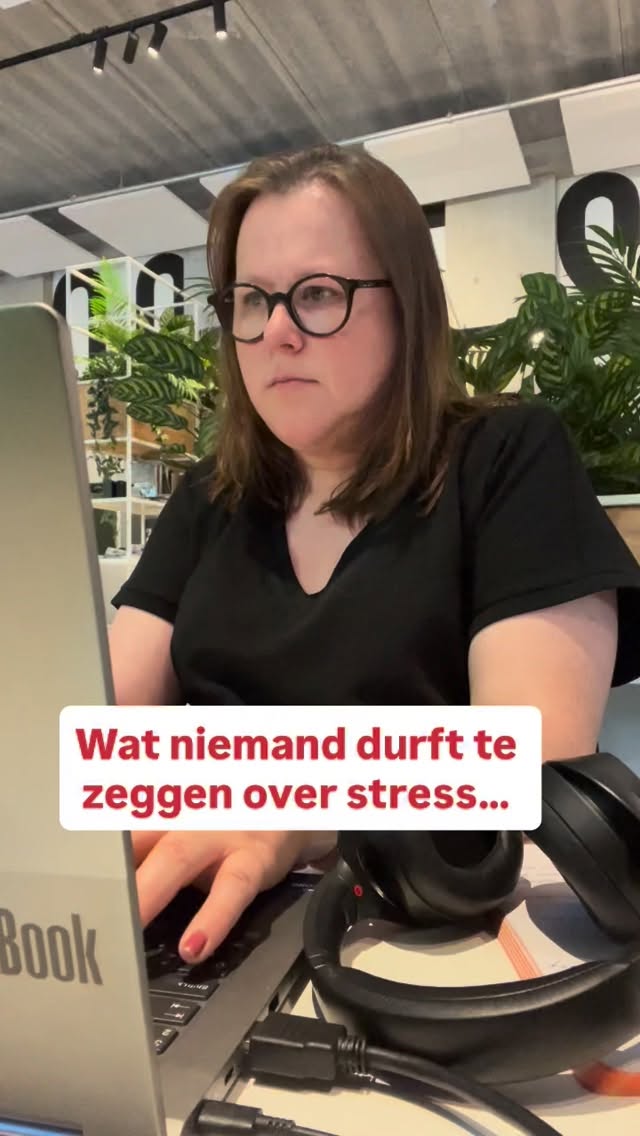 Te veel of hard werken is meestal niet de oorzaak van een burn-out.
Wat wel we houden geen rekening meer met onze energie?
✔️ Doe je binnen je werk vooral taken die je energie geven of zijn er vooral echte energienemers? Een job die je jaren graag deed, kan nu niet meer bij jou passen.
✔️ Luister je echt naar je lichaam? We hebben meestal vooral geleerd om dat te negeren. Een lege batterij? Gewoon verder doen! Plan je ook rustgevende activiteiten in.
✔️ En stress maakt het dan ook nog eens moeilijk om echte oplossingen te zien. Als je stress hebt, lijkt alles even belangrijk.
Wat doe jij vandaag dat jou echt energie geeft?
Volg me hier voor eerlijke en toepasbare tips. 👊🏼
@femmes.be #stresstips #minderstress #antiburnout #plannen #zelfzorg #zelfontwikkeling