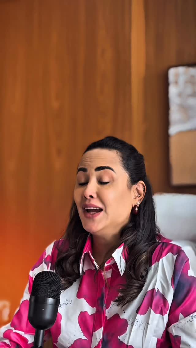 Ácido hialurônico não serve para te deixar com outro rosto — ele serve para repor o que o seu rosto perdeu com o tempo: estrutura, volume e sustentação.
Quando aplicado com técnica e propósito, o resultado é natural, harmônico e discreto.
🌿 O problema não é o produto, é o excesso.
👉 Agende sua avaliação e descubra como realçar sua beleza com naturalidade.