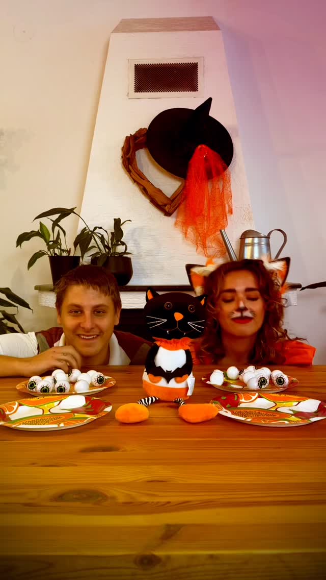 Aj v tento Halloweensky deň sa hráme! A keď strašidelne, tak jedine s očami! 😆 Kto ich odfúkne viac? 😎
#activity #challenge #game #fun #friends #halloween