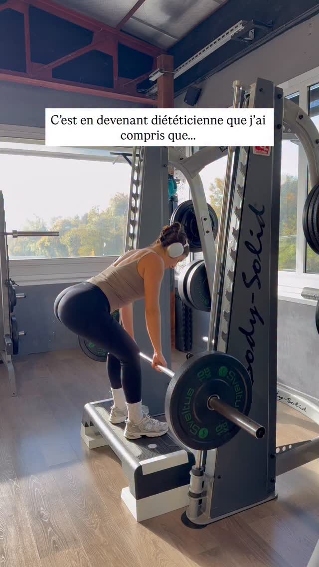 Dans l’industrie du bien être et le culte de la minceur et des régimes, on vous fait croire beaucoup de chose ! Et grâce à mon métier j’ai appris certaines vérités !
C’est en devenant diététicienne que j’ai compris que..:
1️⃣ les régimes échouent 95% du temps
2️⃣ plus vous vous privez, plus cela engendre une relation malsaine à la nourriture et des comportements compulsifs.
3️⃣ pour perdre du poids il faut manger !
4️⃣ l’hydratation a un rôle primordial pour l’organisme et elle est souvent insuffisante
5️⃣ manger sain ne veut pas dire être en déficit calorique
6️⃣ si vous ne travaillez pas sur le fond (émotion, antécédent…) alors miser uniquement sur la forme de l’assiette mènera à l’échec
7️⃣ un métabolisme ne se casse pas, il s’adapte.
8️⃣ les glucides ne sont pas tes ennemies, ils peuvent être un véritable allié dans ta perte de gras
9️⃣ le gluten n’est pas a bannir si tu n’es pas cœliaque ou intolérant
🔟 il faut accepter de se faire aider pour mettre en place de nouvelles habitudes de façon saine et durable.
Faites confiance à votre corps et apprenez à l’écouter 🙏🏼