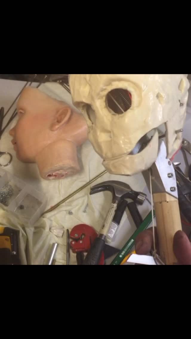 Gjorde en grej. Blev ju bra. Egen uppfinning på tex armkontrollern där man kan både vicka och vrida armen från samma spak #dockmakare #dockteater #attributmakare