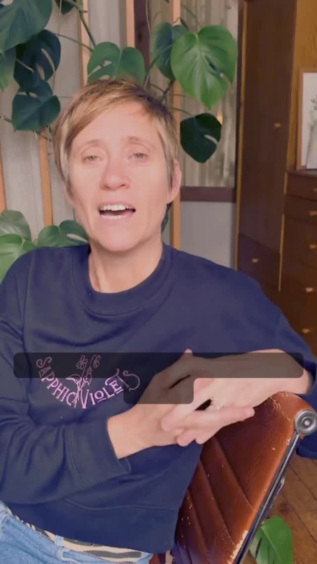 L’homophobie est intensément présente dans notre société. Pourtant nous avons aussi besoin de récits drôles et tendres, car nos vies, nos amours et nos identités sont vastes et porteuses de bonheur et de joie.
AMANTES raconte des amours lesbiennes sans rejet social, honte ou coming out avec 100% de personnages féminins 💜
#lesbienne #romcom #lovestory