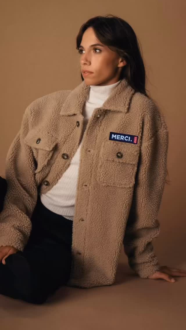 Nouvelle saison, nouvelle texture 🌿
Découvrez notre veste Sherpa vegan, pensée pour conjuguer chaleur, confort et conscience.
100% vegan ♻️, doublée en jersey doux, coupe oversize et détails ton sur ton — un essentiel responsable à adopter sans hésiter.
Disponible dès maintenant sur mercimadamemonsieur.fr 💻
#MerciMadameMonsieur #ModeResponsable #SherpaVegan #SlowFashion #UnisexStyle