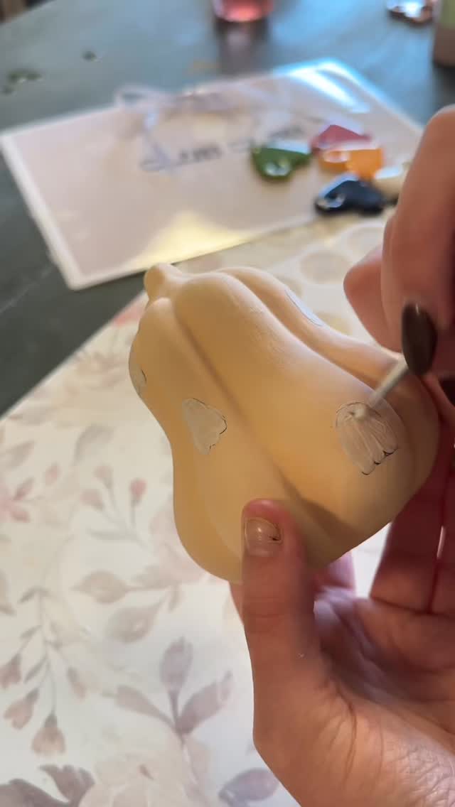 🎨✨ Let’s get spooky (but make it cute)!
In deze reel laat ik je stap voor stap zien hoe ik de keramieken pompoenen beschilder voor Halloween 🎃🕸️
Perfect als inspiratie voor jouw eigen creatie tijdens het Halloween Event 👻💕
Ga jij voor oranje klassiek of een pastel spooky vibe? 👇
Laat het weten in de comments! 💅
#clubclay #halloweenworkshop #keramiekschilderen #spookyseason #paintyourownpottery #creatiefuitje #vriendinnenuitje #diyhalloween #clayandchill