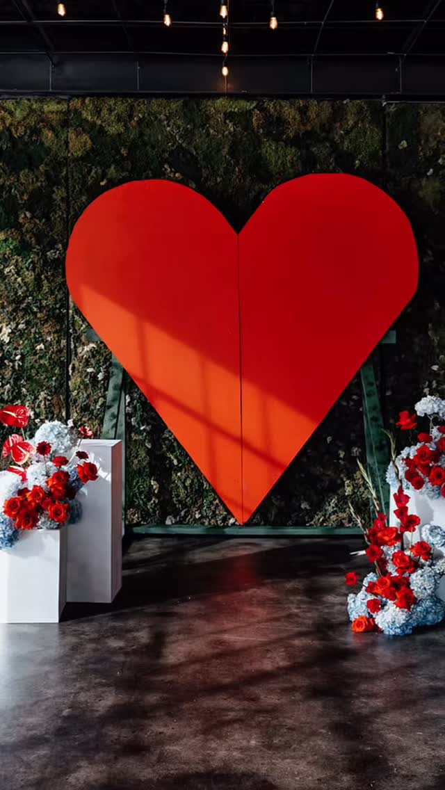 Supper club vibin’. 📷 @_gracegatto 💒 @mossdenver 🍲 @cateringbydesignco 🍴 @eventrents 🌹 @postagefloral 👰🏻♀️Eleanor 🤵🏻Taylor #coloradowedding #disco #designwedding #weddingphotography #weddinglook