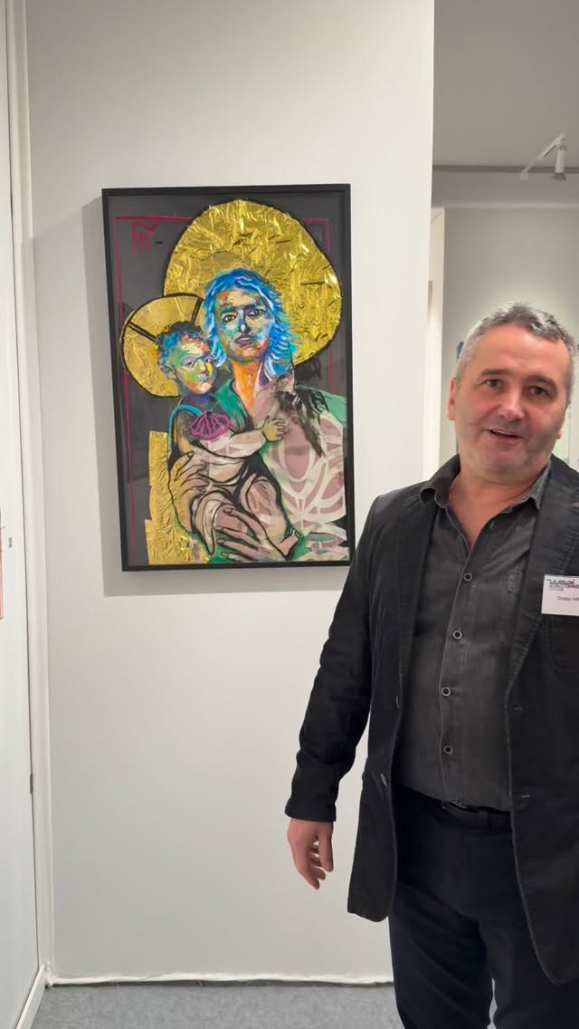 Deuxième jour au Salon d ´ automne place de la Concorde à Paris, je souhaite partager avec vous un commentaire sur mon tableau « Maternité « par Orest Hrytsak, artiste ukrainien présent au salon d ´automne dans sa langue natale. Il aime et connaît bien les icônes. Merci Orest #collectionstephaniepeyrissac #ukraine #salondautomne #ícones #viergealenfant #ateliersdesbeauxartsdeparis #victorsasportas #expressionlibre #love #artist
