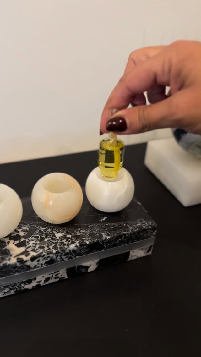 ✨ La lumière traverse la pierre.
Les boules en onyx blanc s’illuminent au contact de la flamme, révélant toute la douceur et la magie de la fête.
Toutes nos couleurs sont actuellement en stock, vous pouvez commander et récupérer dans la journée.
#Hanouka #StudioGaia #OnyxBlanc #DesignSpirituel #MadeInStone