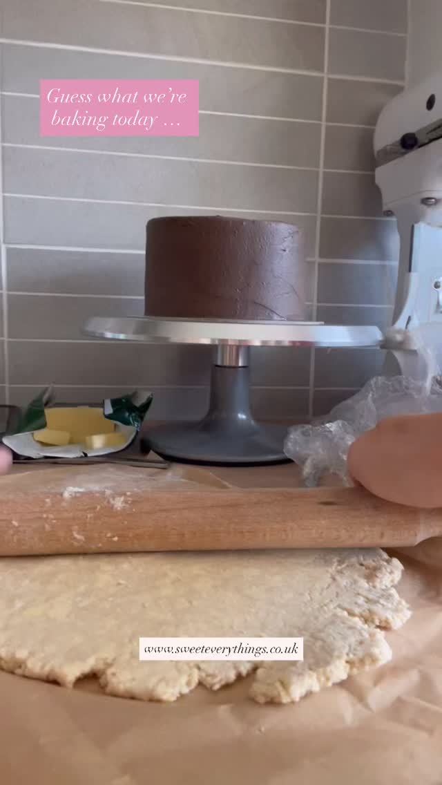 What’s baking today? We only use the best lovely ingredients in our cakes and bakes and that makes all the difference! We’re rolling out the pie dough for our pumpkin pies (still a few dates available!) and taking the time to make small buttercream party cakes for some special birthday boys and girls🍰
Have a birthday coming up? We can make a super special luscious cake for anywhere from a small group of you and the kids to a bigger bash with lots of slices for friends. Better than anything from a big grocery shop and we can decorate with the birthday person’s favourite theme 🦹♂️ link in bio to Choose a Buttercream Party Cake and see our birthday designs 👉