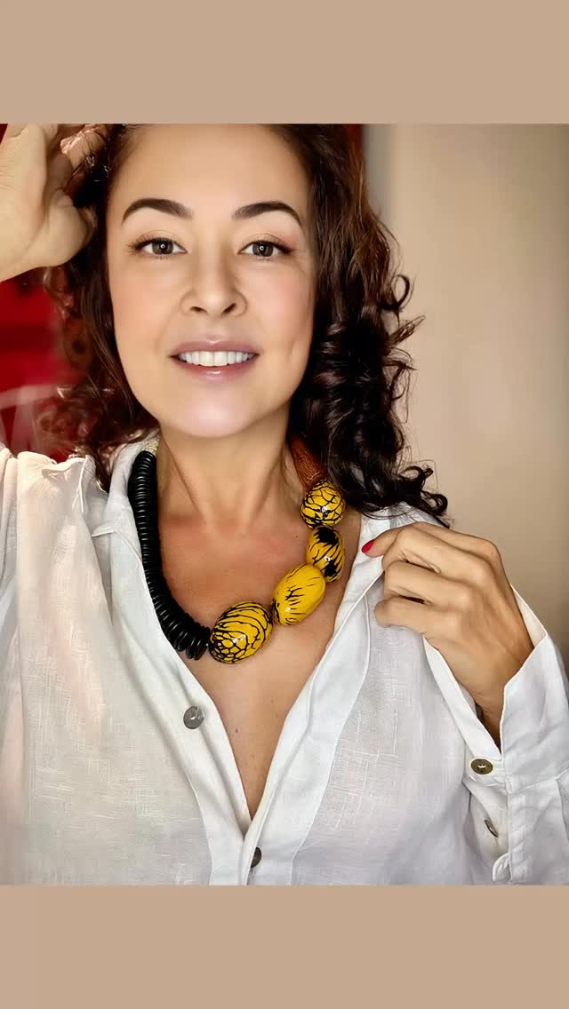 O colar quatro jarinas amarelas feito também com peça em madeira, discos de coco e fibra do tucum natural abre a primavera trazendo cor e alegria ao seu visual.
Arte amazonense que não pode faltar no seu closet.
Para garantir essa peça, acesse a nossa loja virtual e aproveite o FRETE GRÁTIS para compra de quaisquer produtos pronta entrega.
#luxosustentavel
#elegancianatural
#biojoiasexclusivas