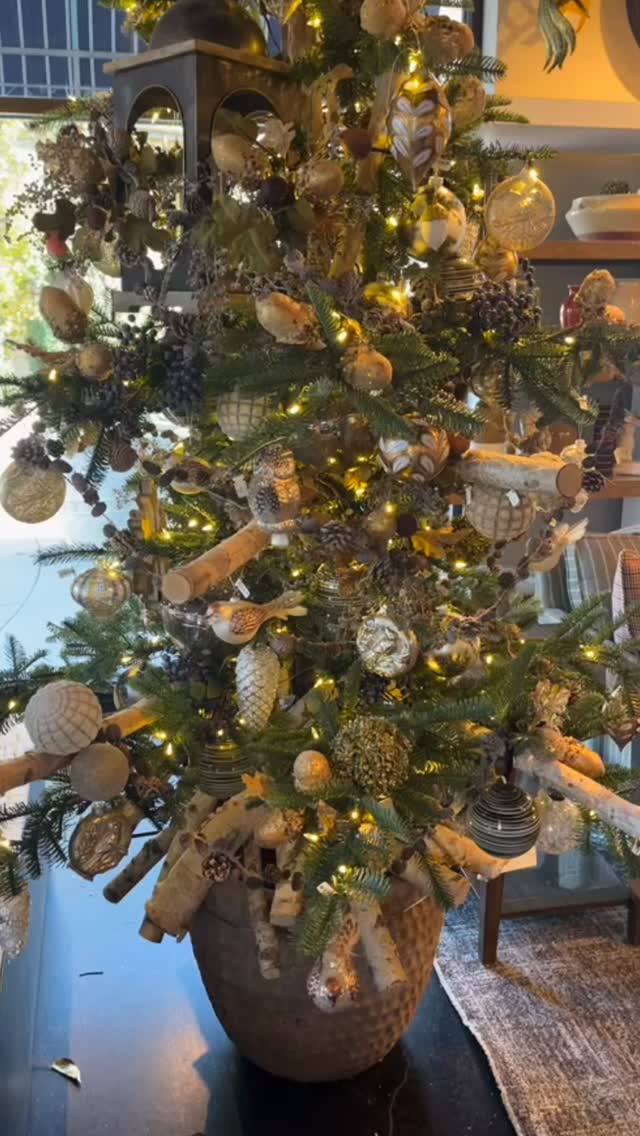 You know what time it is! Holiday decorating is right around the corner and it’s never too early to get your session scheduled. I only take a handful of decorating sessions each season, and we have just one or two remaining. Don’t wait to get on our books!
.
.
.
#KansasCityDecorator #ChristmasDecorating #SimplifiedKC #kansascityorganizer #professionalorganizer #LeawoodOrganizer