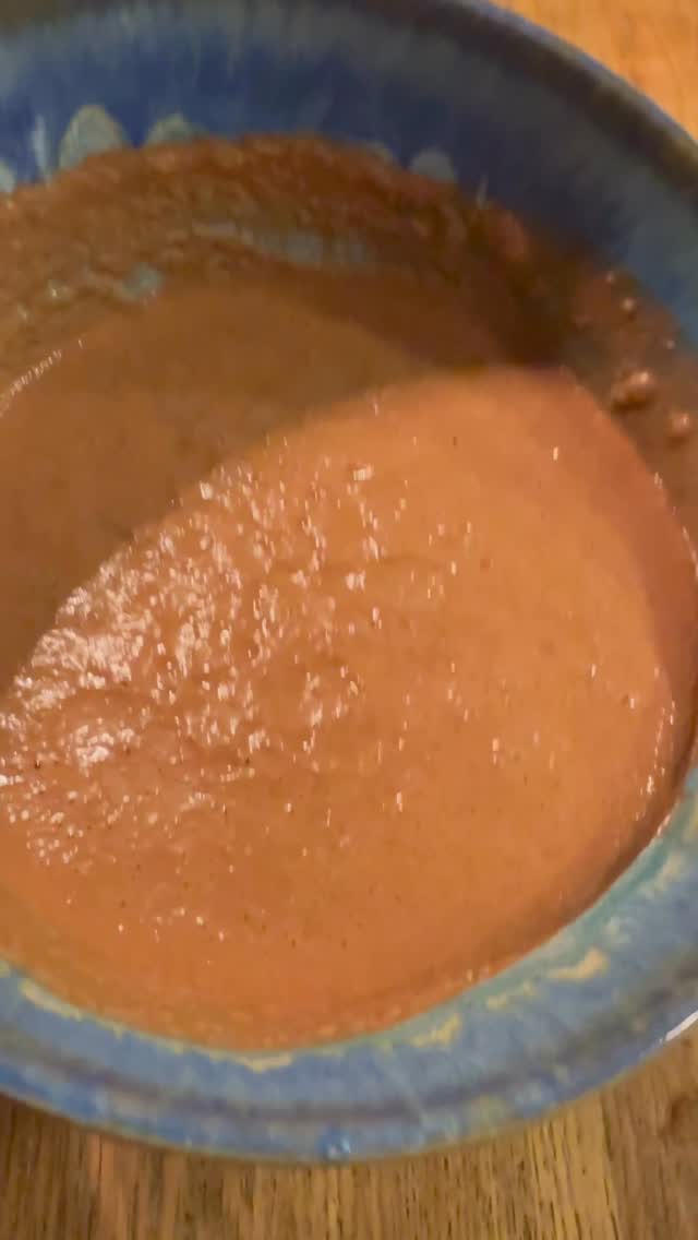 🎥✨ Morning Medicine
Zeremonieller Rohkakao – mehr als ein Getränk.
Es ist ein Gebet. Eine Verbindung. Ein Ankommen.
🌱 Pure Pflanzenkraft aus dem Herzen der Maya-Länder
💫 Herzöffner für Klarheit & Verbindung
🕯️ Die kleine Kasse? Für meine Ahnen. Sie trinken mit.
Ein Moment für mich. Für meine Wurzeln. Für das Leben.
💗🍫
#Kakaoritual #Rohkakao #CeremonialCacao #SpiritMorning #Ahnenkraft #LavaloveCacao #Herzöffnung #Seelenritual