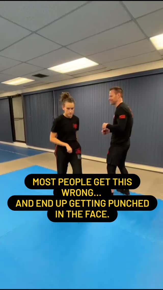 We see students get this wrong all the time.
They deflect the first punch in the wrong direction… and end up getting a second punch in the face. 👊
Here’s the fix 👇
➡️ Deflect that first punch so you move away from their other arm, not into it.
➡️ Step slightly off the line — you’ll be out of range and ready to counter.
It’s a simple change that can save you from getting hit twice.
💪Follow for more practical, real-world self-defence tips that actually work.
#SelfDefence #KravMaga #TalonPointDefence #PersonalSafety #Edmonton #WomensSafety #TrainSmart #ConfidenceAndPreparedness