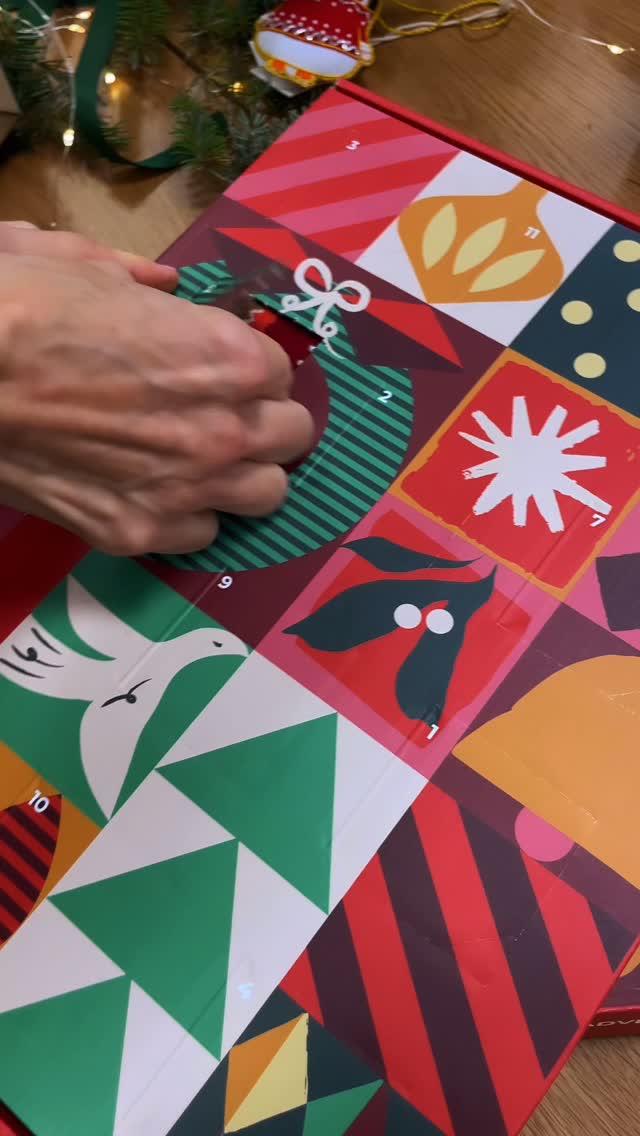 🧦 Adventní kalendář Seasalt je plný ponožkové radosti! 💝
Vrátit se na chvíli do dětských let? Stačí otevřít první okénko. S každým dalším vás čeká odměna v podobě krásných a neskutečně pohodlných ponožek z bio bavlny. 🌿
Z téhle novinky máme upřímnou radost a už přemýšlíme, komu by mohla vykouzlit úsměv na tváři.😊
A co vy? Už vás někdo napadl? A co třeba tentokrát potěšit i sami sebe. 🌷
https://www.greenbutik.cz/produkt/darkove-baleni-ponozek-advent-holly/
🏡 Kde nás najdete?
💛 Praha 1 - Jindřišská 937/16
🧡Praha 5 - Štefánikova 43/13
🤎 Zlín - Zarámí 1467/31