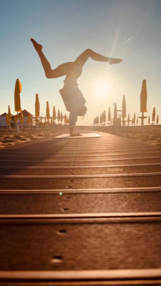 Das Licht war einfach zu schön, um es nicht für einen kleinen Handstand zu nutzen.
Du hast auch Lust den Handstand zu lernen oder deine Praxis zu vertiefen? Dann haben wir einen tollen Workshop mit @ckmyoga & @ich.liebe.yoga zum Thema Handstand und Armbalancen für dich im November. Schau doch mal auf der Website vorbei (Link in Bio).
Und auch wenn der Handstand nicht so deins ist und du einen einen Yogakurs mit Krankenkassenzuschuss suchst, bist du bei uns genau richtig. Bei dem vielfältigen Angebot von sanft bis knackig wirst du sicher fündig.
Viel Spaß beim Stöbern 🫶.
Deine Tanja und das Team von
Ich liebe Yoga 🧘🏼♀️
#ichliebeyoga #yogaliebe #wetterruhr #soulspace #yogastudio #yogalehrerin #deineyogalehrerin #handstandeverydamnday
