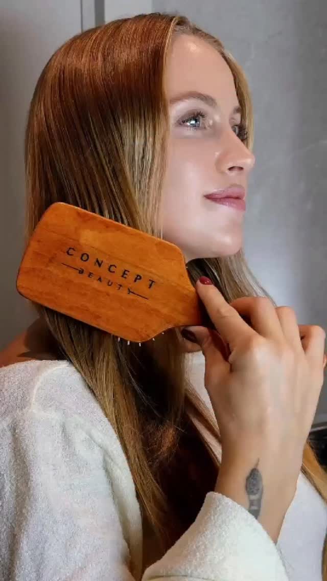 Dermoroller etkili saç fırçası, özel tasarımlı uçlarıyla saç derine nazikçe masaj yapar, kan dolaşımını artırır ve saç köklerini uyarır.
Suya dayanıklı tasarımı sayesinde duş öncesi ya da sonrası rahatlıkla kullanılabilir. Her saç tipine uygun, kolay temizlenir ve günlük kullanıma uygundur.
✨ Her taramada terapi etkisi
💧Dermoroller uçlarıyla saç köklerini uyarır
🌿 Dişbudak ağacından doğal ve zarif tasarım
💧 Suya dayanıklı yapısıyla uzun ömürlü
💆♀️ Masaj etkisiyle saç derine canlılık kazandır
www.conceptbeauty.com.tr
#HairCare #ScalpMassage #SaçBakımRitüeli #ConceptBeauty