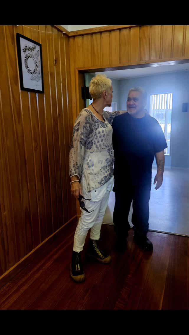 Yesterday, @friends_of_gbag_llc took a group of 8 people on a bus trip visit 3 artists and the @taranaki_national_artawards.
Hosted by Chair of the @taranakiartstrail and avid art enthusiast Sue Kelly, the first stop on their trip was Lester Ransfield at Warea (about 20mins West of New Plymouth).
Lester's contemporary style challenges traditional norms in Maori art, with thought-provoking work that challenges expression in a new direction.
#taranakiartstrail #artist #art #painting #sculpture #mixedmediaart #taranaki #contemporaryart #taranakilikenoother #supportlocalartists