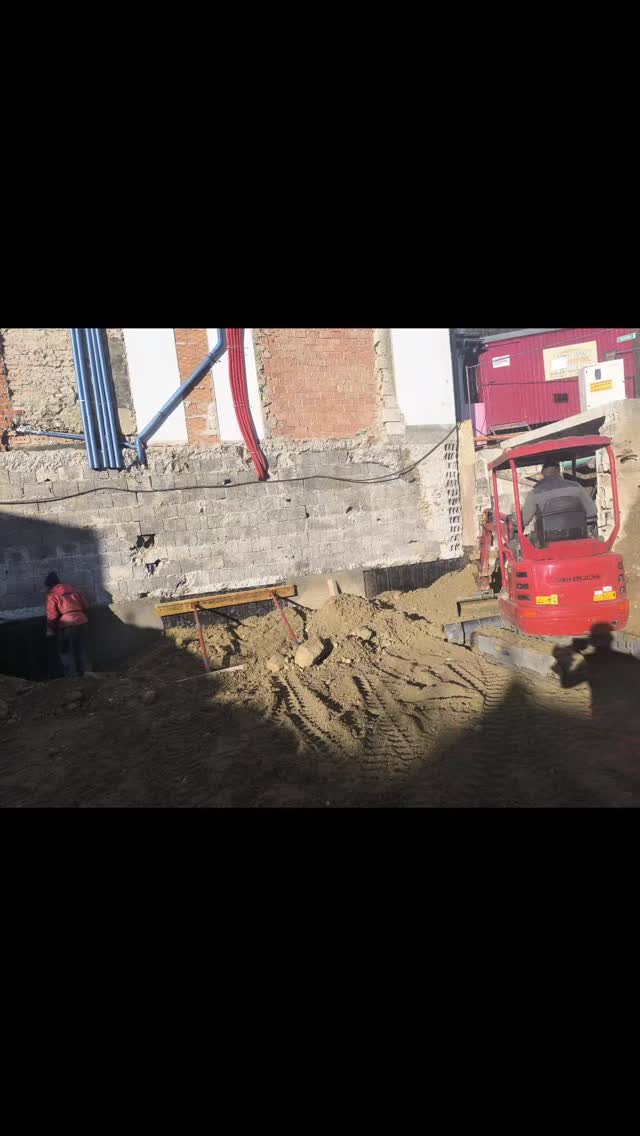 Anbau an bestehenden Wohnhaus...
Wir unterfangen den Bestand, setzten den Pumpensumpf
legen die Grundleitungen und los geht's....
🏠🤠🔥