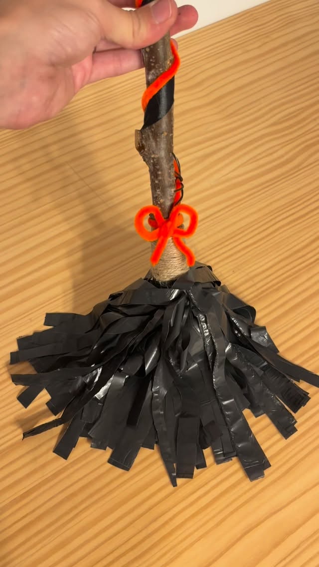 ¿Aún no tienes todo listo para Halloween? 🎃
Te dejo en mi canal un tutorial sobre cómo hacer esta escoba de bruja, solo con una rama y bolsas de basura. 🧙🏼♀️
También podrás utilizarla como decoración. 🎨
Tendrás tu complemento perfecto en muy poco tiempo y súper barato. 💰💰
Si te gusta este tipo de contenido, suscríbete a mi canal en YouTube Ideando Sueños DIY
#diyhalloween