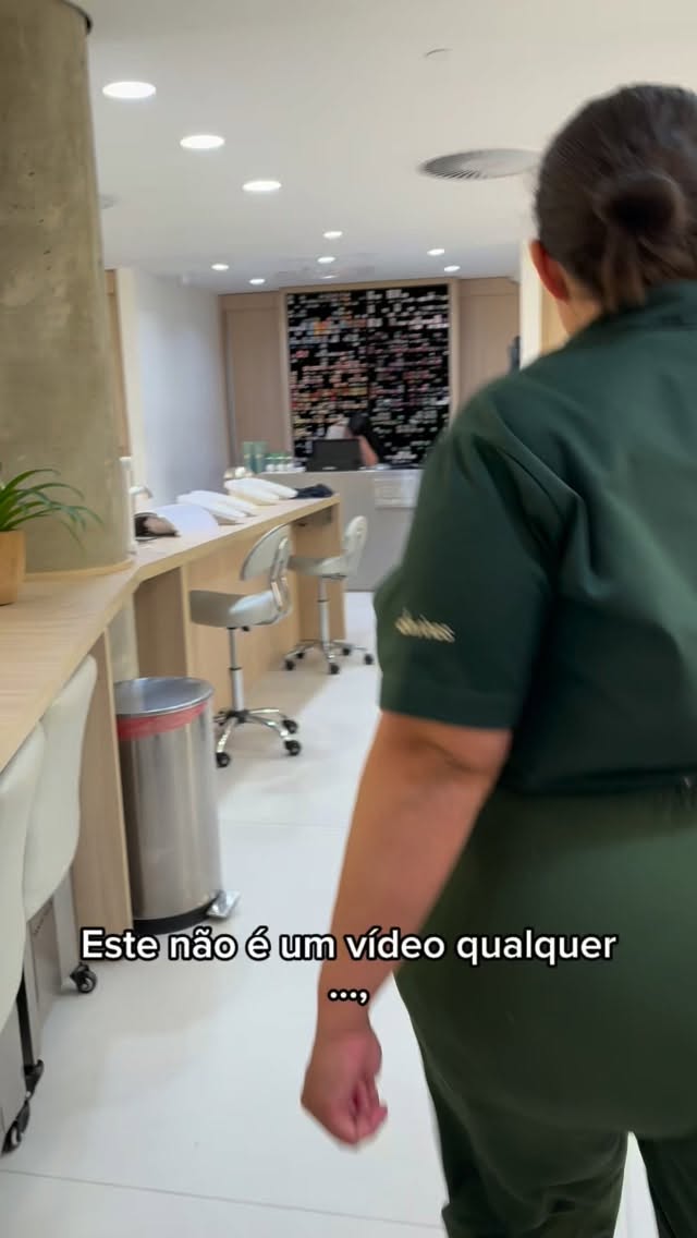 Aumenta o som e vem relaxar comigo!! ASMR de respeito para os amantes do autocuidado, tudo graças ao @studio_w e o Spa @kerastase_official
Não precisa ficar só vendo, saiba como foi o tratamento e detalhes para o seu momento de reequilíbrio em nossa matéria exclusiva no link da bio!
📹@juliatonn.works