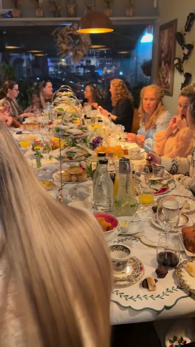 Afternoon Tea with Márcio at Itália Restaurant
A charming vintage gathering celebrating friendship, grace, and the feminine spirit. Inspired by the elegance of the English tea party, enriched with Brazilian flavours and the irresistible touch of Italian cuisine.
A moment to slow down, raise a toast to life, and welcome the Christmas spirit with sweetness and style. 🌸☕✨