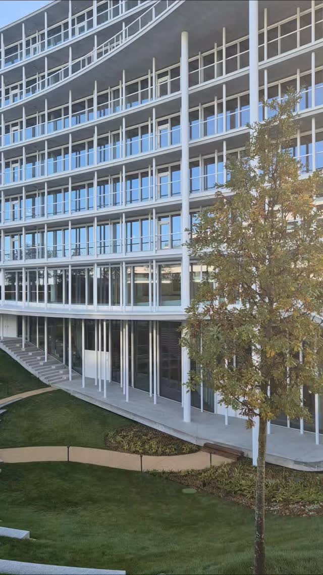 The new Lombard Odier headquarters in Bellevue, designed by Herzog & de Meuron, brings all employees together under one roof in a landmark building overlooking Lake Geneva. Defined by horizontal layers and continuous glass façades, it offers transparency, natural light, and flexible workspaces. A central atrium encourages interaction, while the design meets high sustainability standards through lake-water energy recovery, solar panels, a green roof, and Minergie-P certification. The project embodies the bank’s commitment to innovation, simplicity, and its strong Geneva roots — a contemporary symbol for an institution founded in 1796. #lombardodier #lombardodierbank #herzogdemeuron #guidingarchitects #herzogdemeuronarchitects #herzogdemeuronarchitekten #swissarchitecture #architecturemasterpiece #architecturalguidedtours #atourslakegeneva