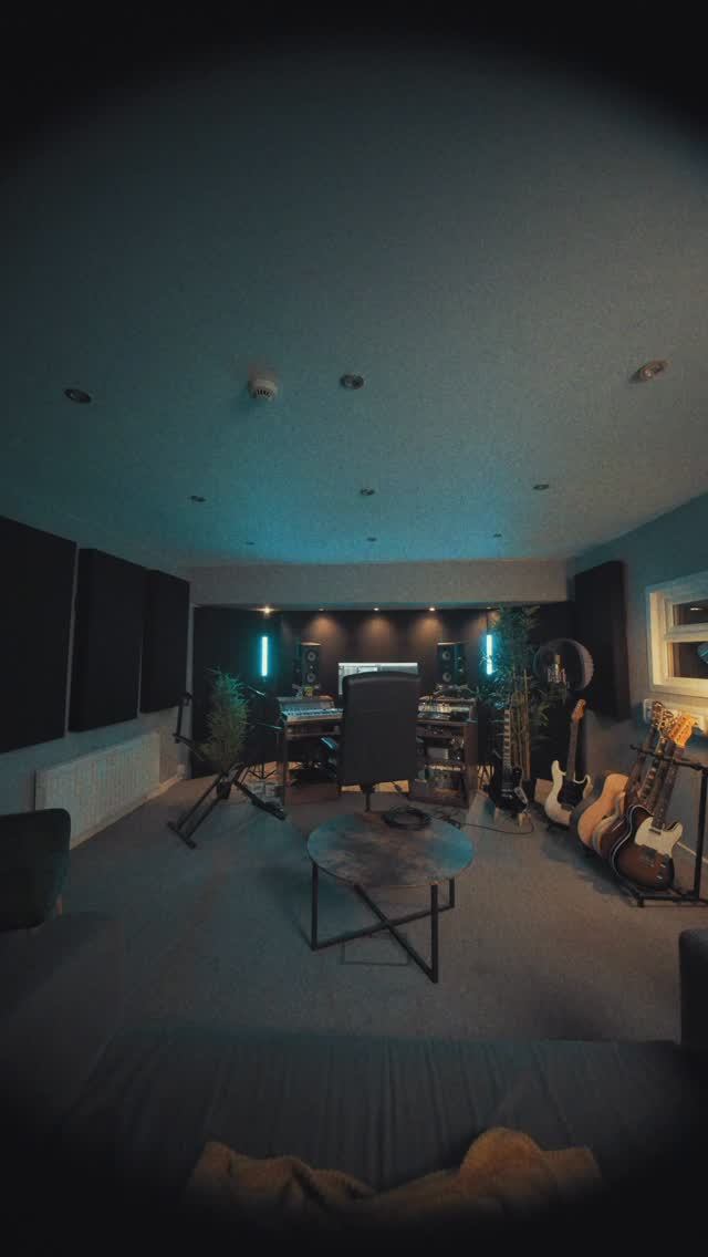 Session Work is something that i don’t really advertise however, ive had the pleasure of playing guitar, bass, drums and keys on so many cool records! Super grateful that i can call this my job! ✌🏼
#producer #sessionmusician #mixing #studio