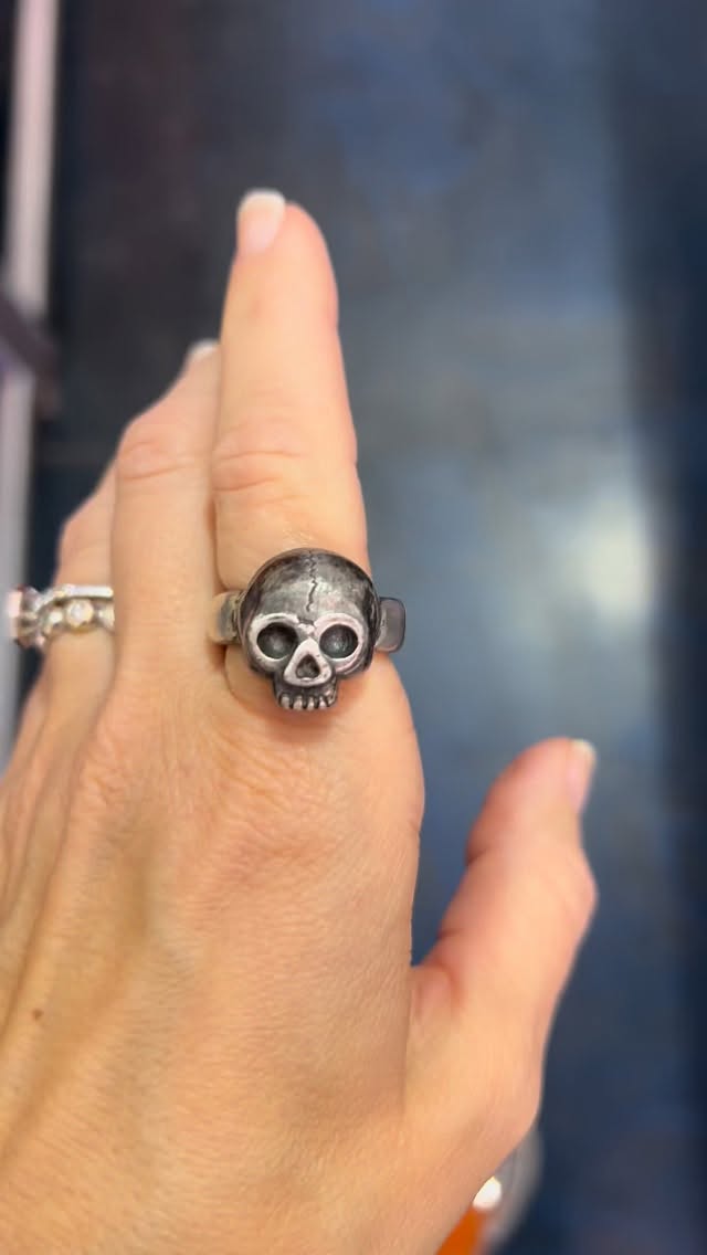 Just a little SPOOKTACULAR sparkle for your enjoyment this week. We love the details on this skull ring by Shari Stadel. Shari handcrafts beautiful modern heirlooms using gemstones that talk to you like her opals and Rhodolite garnet earrings set in satin finish gold. Both evoke mystery and intrigue.
✨
Message us for purchasing details.
.
.
.
.
.
#space85jewelry #handcraftedinnewyork #smallbusinesslove #designerjewelry #sharistadel