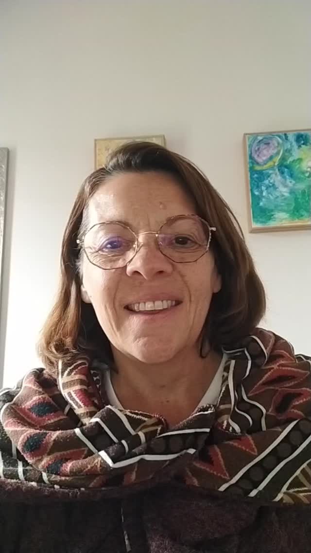 Un tirage du lundi reposter mardi car hier ça n'a pas fonctionné...
On fait appel cette semaine à notre artiste intérieur pour "redessiner" certains aspects de notre vie. Cette semaine on nous demande d'accompagner ce processus de fin d'année 9 : faisons le deuil de ce que nous ne voulons plus reproduire et trimbaler dans notre vie. Lâchons les schémas obsolètes et enfermants. Ouvrons de la place pour se créer une autre réalité avec l'aide de notre artiste intérieur on commence à dessiner les contours de l'année 1 qui arrive en lâchant ce qu'on ne veut pas voir figurer au chapitre suivant.
Belle semaine!
#connaissancedesoi #archetypes #ame #energetique #oracle #ombreetlumiere #emotions #intuition #chakras