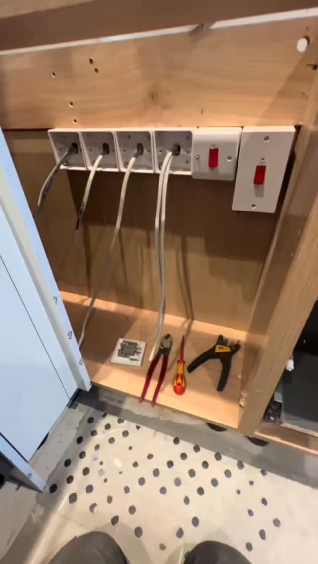 Tag that mate who you’d bet your next wage they’re gonna complain about their knees at least once today 👀👇
For those who didn’t know, the AVIT collapsible stool is here to save your knee caps 🙌
Lightweight (less than 1kg) ☑️
Portable ☑️
Sturdy (supports up to 200kg) ☑️
Adjustable height ☑️
#tradies #avit #spacesaver