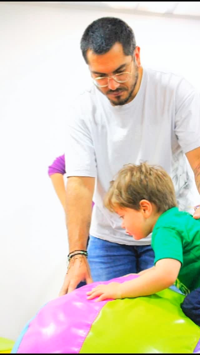 En Art Club los niños descubren que la música es mucho más que notas: es juego, emoción y aprendizaje😊
🎶 En las clases de Estimulación Musical Temprana, desarrollan el oído, ritmo, coordinación y creatividad mientras exploran junto a sus padres.
🎶 ¡Una experiencia que siembra amor por la música desde la infancia!
📱 Contáctanos y reserva el cupo de tu hijo 3118617584 y visita nuestra página web haciendo clic en el enlace de la bio.