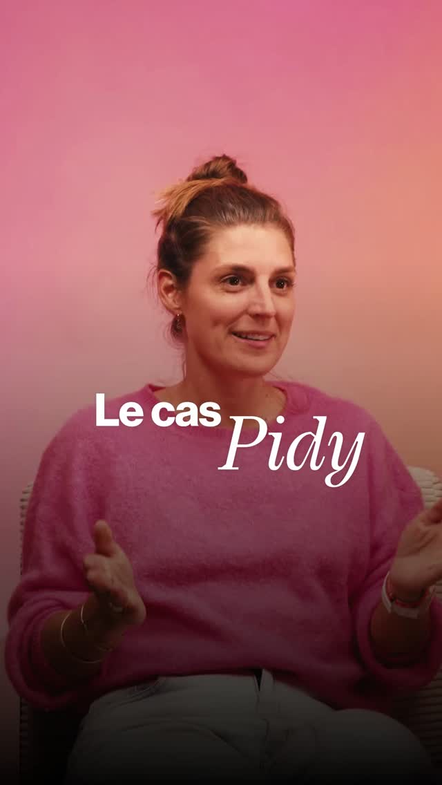 Pidy, une marque pro de fonds de tarte, m’a contactée avec un défi que j’adore.
C’était pour monter en gamme et inspirer les chefs à créer avec leurs produits.
J’ai donc imaginé un univers où chaque fond de tarte devenait le héros de sa propre scène.
Des décors, des textures, des jeux de lumière…
Et surtout, des chefs passionnés qui s’amusent, qui testent, qui osent.
On a fait deux types de shootings :
🎬 des visuels ultra esthétiques pour sublimer les produits,
👩🍳 et d’autres, plus vivants, où les chefs dressent, goûtent, partagent leur savoir-faire.
Une marque qui respire la créativité, ancrée dans un univers qui parle vraiment aux artisans et aux créateurs.
On a placé le produit au bon endroit pour qu’il devienne iconique.
Et vous, comment mettez-vous vos produits en scène ?