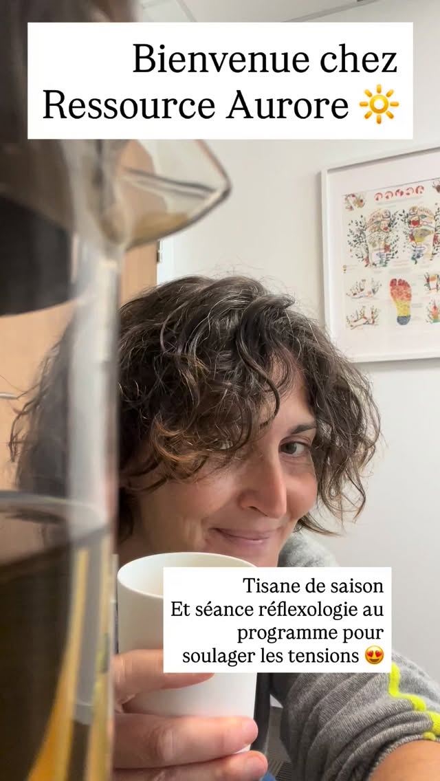 Bienvenue chez Aurore Ressource pour une séance de réflexologie plantaire 🔆
À votre arrivée, je vous offre une tisane de saison, dont la recette est renouvelée chaque jour. 🫖
Comment se déroule ensuite la séance ?
Il y a d’abord un temps d’échange important, pour être à l’écoute des besoins de la personne et aussi pour détecter les points de vigilance.
Pendant le temps de la réflexologie, je vais réaliser un ensemble de trajets sur les pieds, par effleurage et points de pression.
En fonction des problématiques, il est parfois demandé à la personne de réaliser des gestes pour accompagner les trajets. De temps en temps, c’est un peu inconfortable si la personne à des points de tensions.
Mais la séance est finalisée par un temps de massage avec une huile de son choix, pour se détendre.
Au plaisir de vous accueillir prochainement au Quadri !
Ⓜ️ Le Triangle.
Ouvert ce samedi 1er novembre.
Prise de rendez-vous via Planity (Aurore Delebarre Courcoux Réflexologue) ou directement depuis le site www.ressource-aurore.fr
#Réflexologie #reflexologue #vitalité #rennes #detente #herboristerie #douleursdos #douleurs