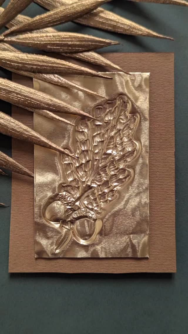 Cet automne, j'ai testé l'atelier Repoussage de métal mené par @sarahdespoisse au @chateauvincennes. La technique enseignée est simple et efficace, il s'agit d'une feuille métallisée sur laquelle on dessine/grave avec des outils en bois ou en métal. Pour rester dans le thème de la saison, voici une feuille de chêne et ses glands. #gravure #gold #illustration #fall
