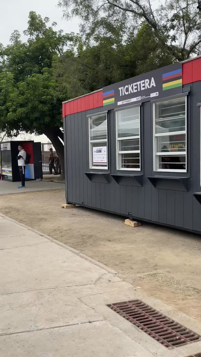 ♻️ Reciclaje en el Mundial de Ciclismo Pista 2025
Durante el Mundial de Ciclismo Pista, realizado en el Velódromo de Peñalolén, acompañamos a la cooperativa R3 Más Vida en la gestión de residuos reciclables, en el marco del programa Conecta, Recicla y Colabora impulsado por Coca-Cola Chile.
En alianza con el Comité Olímpico de Chile (COCH), se implementaron puntos limpios para la recolección de botellas PET y latas de aluminio, incentivando a los asistentes a separar correctamente sus residuos y participar activamente del reciclaje.
“Es fundamental que recordemos la importancia de poner nuestro granito de energía para colaborar con un mundo más sustentable”, destacó Abel Cares, parte del equipo de La Ciudad Posible. 👏🏼