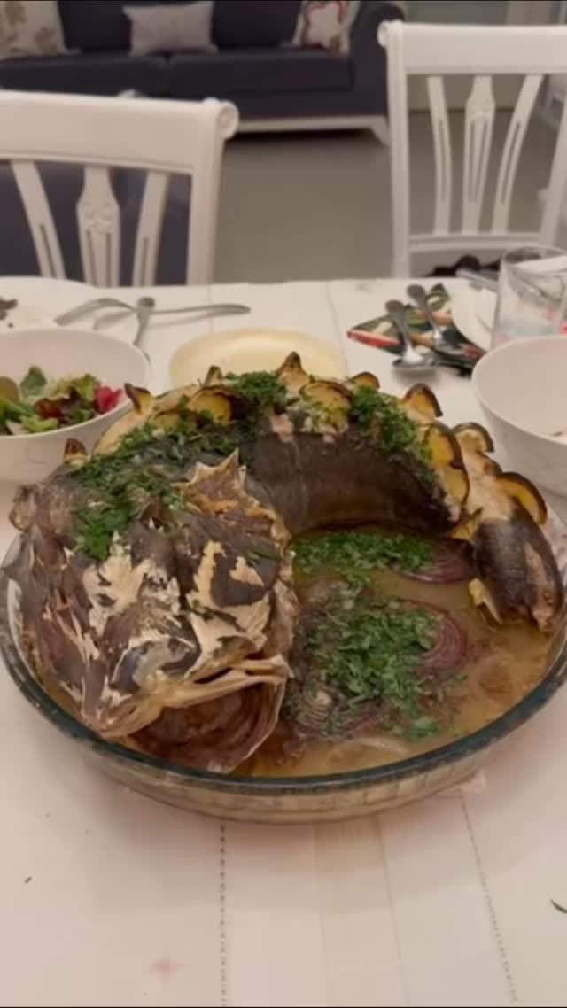 Fırın kırlangıç, servisten hemen önce rakı flambé
.
Oven baked whole gurnard, rakı flambéd prior to service
.
📸 credit: @velhan