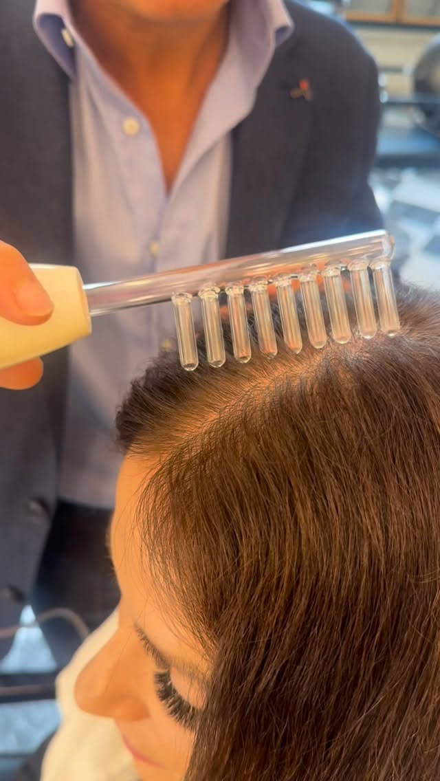 💨 Yüksek Frekanslı Ozon Tarak ile Saç Derin Nefes Alsın!
🔹 Kan dolaşımını hızlandırır
🔹 Oksijen üretir ve saç köklerini canlandırır
🔹 Kepek, kaşıntı ve yağ dengesini düzenler
🔹 Lazer ve mezoterapi etkisini güçlendirir
Her taramada saç derine mikro düzeyde yaşam enerjisi kazandırır.
Bu sadece bir bakım değil — canlanma ritüeli. ✨