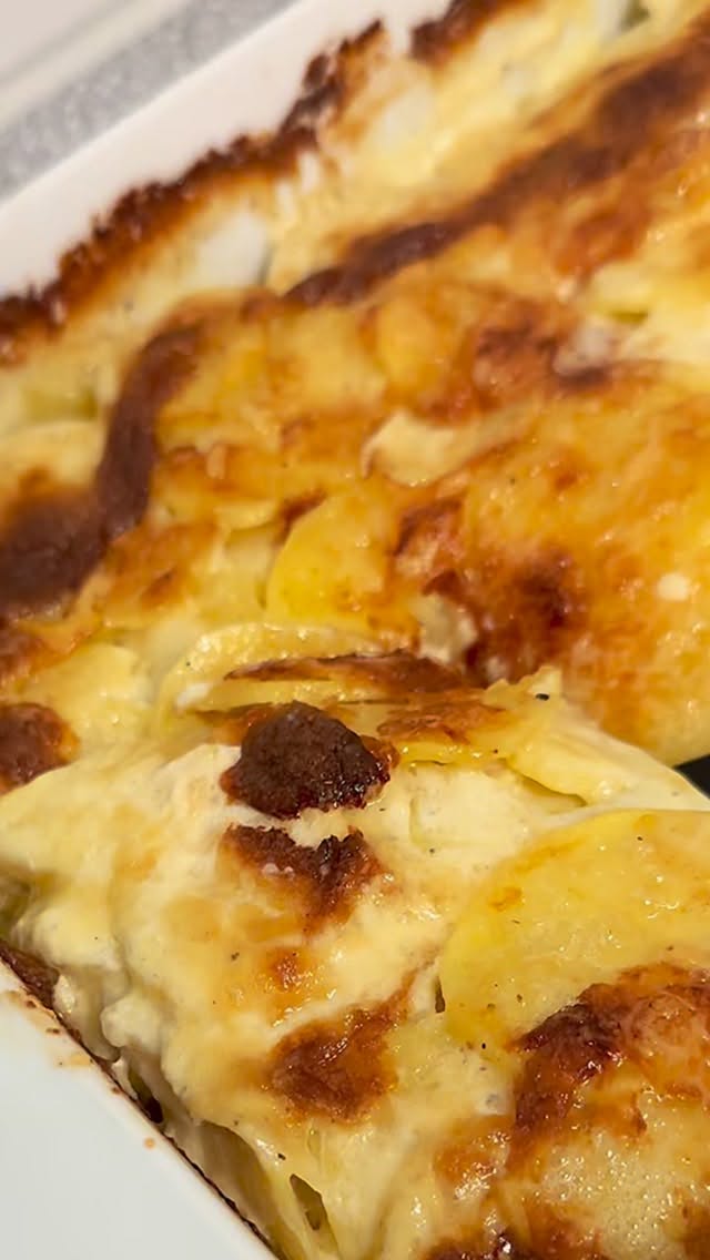 Gratin di patate 🥔
Un contorno semplice e cremoso, perfetto per accompagnare carne o verdure.
Ingredienti (per 5 persone):
• 1,2 kg di patate
• 40 g di burro (per ungere la teglia)
• 500 ml di panna da cucina
• Sale e pepe nero q.b.
• ½ cucchiaino di rosmarino in polvere (o un rametto fresco tritato)
• Un pizzico di noce moscata
• 80 g di Grana Padano grattugiato (più un po’ extra per la crostina)
Preparazione:
- Sbucciare le patate e tagliarle a fette sottili.
- Imburrare una teglia e disporre le patate a strati.
- In una ciotola, mescolare la panna con sale, pepe, noce moscata, rosmarino e metà del Grana Padano.
- Versare il composto sulle patate e coprire con il resto del formaggio.
- Cuocere in forno a 180°C per circa 55 minuti, finché la superficie sarà dorata.
•
•
•
#gratin#patate#potatoes#ricetta#recipe#cooking#cucinare#rezepte#ricettafacile#homemade#cooking#italian#foodie#instafood