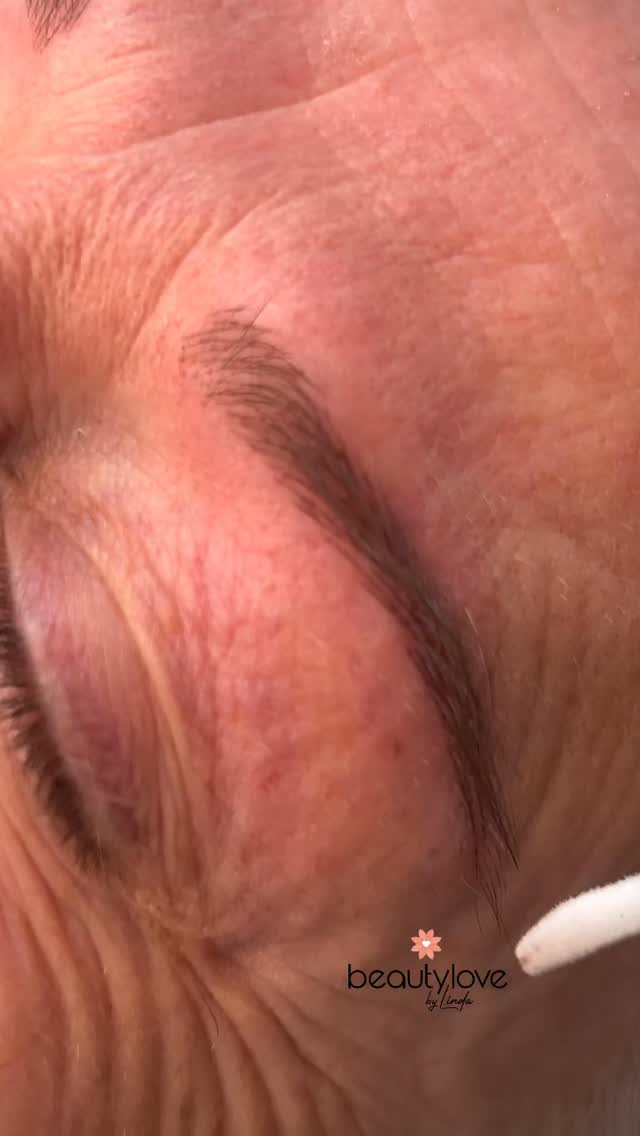UNTERSCHIEDE🧡
✍🏼Microblading
Beim Microblading wird ein manuelles Handstück verwendet, das an seiner Spitze eine feine, aber relativ starre Klinge (Blade) aus aneinandergereihten Nadeln besitzt. Die Farbe wird manuell in Form feiner Schnitte (Striche) in die oberste Hautschicht geritzt.
Durch die manuelle Schnittführung kann es je nach Technik und Hauttyp zu tieferen Verletzungen kommen. Bei fettiger Haut können die Linien mit der Zeit eher verschwimmen (verlaufen).
✍🏼Nanotechnik (Nanoblading)
Die Nanotechnik gilt als die modernere und präzisere Methode. Mit einer Permanent-Make-up-Maschine wird die Farbe mit sehr feinen aneinandergereihten Punkten in die Haut gebracht.
Die einzelnen Härchen können extrem fein und realistisch gezeichnet werden. Die Behandlung ist hautschonender, da das Trauma geringer ist. Dadurch ist sie auch für empfindliche Haut besser geeignet und heilt tendenziell feiner ab.