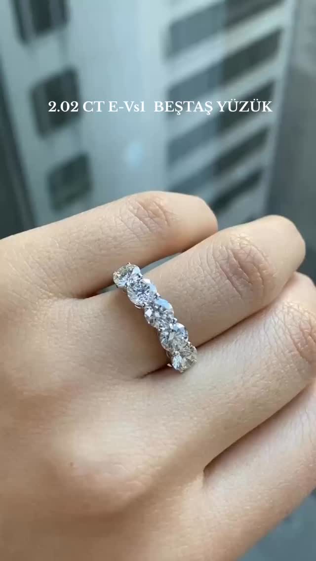 ✨ İki Karatın Büyüsü: 2.02 CT Beştaş Yüzük. ✨
Pırlantanın saf ışıltısını E Rengi ve VS1 Berraklık kalitesiyle Lab Grown teknolojisiyle yakaladık. Beştaş zarafeti, 14 Ayar Beyaz Altın üzerinde hayat buldu.
💎 Toplam 2.02 CT Pırlanta
💰 Fiyat: 50.999₺
Evliliğinizin 5 önemli kilometre taşını simgeleyen bu yüzükle aşkınızı tazeleyin!
#yüzük #kupe #kolye #bileklik #diamond #suyolu #tektas #tektaşyüzük #beştaş #bagetpirlanta #rings #necklake #nisanyüzğü💍 #pırlanta #labaratuvar #labaratuvarpırlanta #cvd #gift #hallowen #istanbullabdimaond #diamondlabistanbul