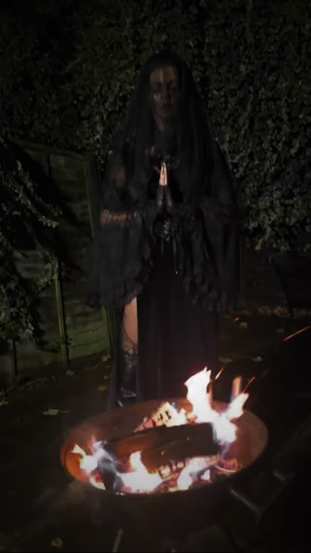 🕯️ On this sacred night of Samhain, when the veil between worlds thins… the fire burns, the spirits whisper, and the bride of shadows rises to honour the ancestors. 🔥🖤
#samhain #halloweenmagic #goth #castaspell #witch